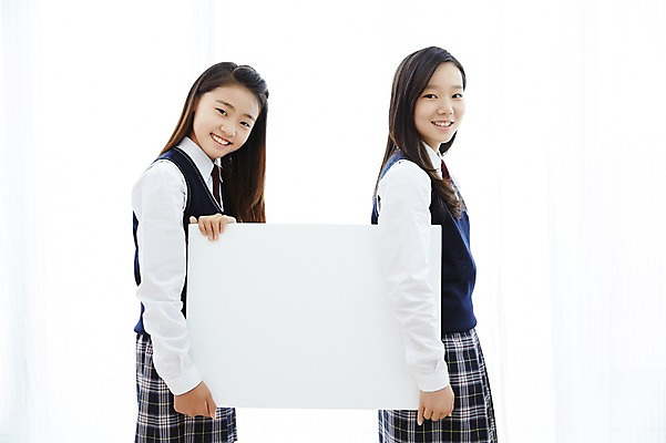 포토 JPG 스튜디오촬영 여학생 여자 교복 여고생 고등학생 사각프레임 실내 서기 사람 동양인 상반신 두명 옆모습 10대 친구 우정 한국인 여자만 십대만 십대여자만 국내포토 학생 옷 뷰포인트 관계 모션 청소년 프레임 인종 내부 사각형 파일형식