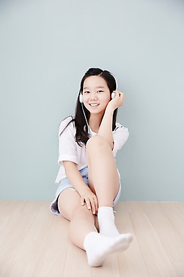 포토 JPG 스튜디오촬영 전신 여자 고등학생 실내 한명 미소 사람 앉기 동양인 앞모습 10대 캐주얼 헤드폰 기댐 음악감상 한국인 여자만 여자한명만 십대만 십대여자만 십대여자한명만 국내포토 1 학생 옷 뷰포인트 음향기기 모션 청소년 표정 인종 내부 감상 파일형식