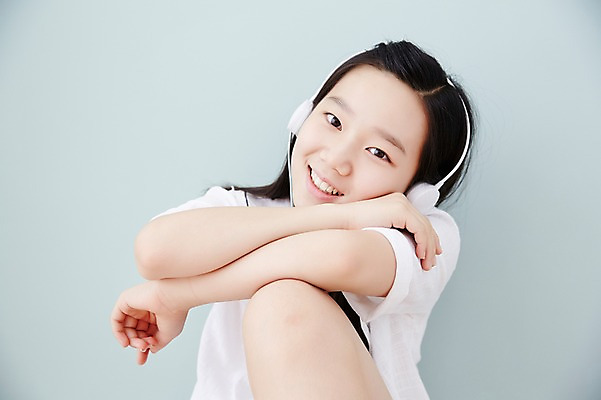 포토 JPG 스튜디오촬영 여자 고등학생 실내 한명 미소 사람 앉기 동양인 상반신 앞모습 10대 캐주얼 헤드폰 음악감상 한국인 여자만 여자한명만 십대만 십대여자만 십대여자한명만 국내포토 1 학생 옷 뷰포인트 음향기기 모션 청소년 표정 인종 내부 감상 파일형식