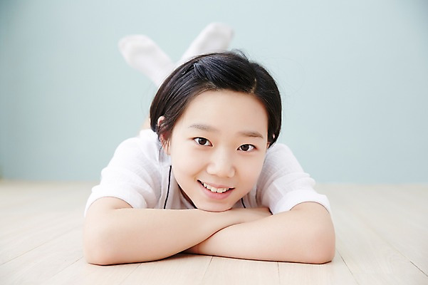포토 JPG 스튜디오촬영 전신 여자 엎드리기 고등학생 실내 한명 미소 사람 동양인 앞모습 10대 캐주얼 한국인 여자만 여자한명만 십대만 십대여자만 십대여자한명만 국내포토 1 학생 옷 뷰포인트 모션 청소년 표정 인종 내부 파일형식