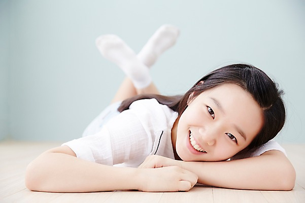포토 JPG 스튜디오촬영 전신 여자 엎드리기 고등학생 실내 한명 미소 사람 동양인 앞모습 10대 캐주얼 한국인 여자만 여자한명만 십대만 십대여자만 십대여자한명만 국내포토 1 학생 옷 뷰포인트 모션 청소년 표정 인종 내부 파일형식