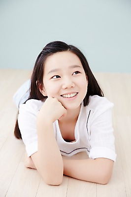 포토 JPG 스튜디오촬영 여자 엎드리기 생각 고등학생 실내 한명 미소 사람 동양인 상반신 앞모습 10대 캐주얼 턱괴기 한국인 올려보기 여자만 여자한명만 십대만 십대여자만 십대여자한명만 국내포토 1 학생 옷 뷰포인트 모션 청소년 표정 인종 내부 파일형식