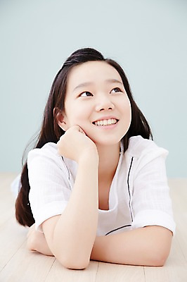 포토 JPG 스튜디오촬영 여자 엎드리기 생각 고등학생 실내 한명 미소 사람 동양인 상반신 앞모습 10대 캐주얼 턱괴기 한국인 올려보기 여자만 여자한명만 십대만 십대여자만 십대여자한명만 국내포토 1 학생 옷 뷰포인트 모션 청소년 표정 인종 내부 파일형식