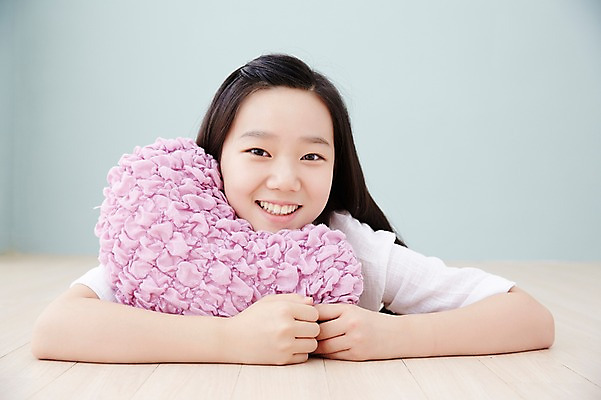 포토 JPG 스튜디오촬영 여자 엎드리기 쿠션 고등학생 실내 한명 미소 사람 동양인 상반신 앞모습 10대 캐주얼 한국인 포근함 편안함 하트쿠션 여자만 여자한명만 십대만 십대여자만 십대여자한명만 국내포토 1 학생 옷 뷰포인트 모션 청소년 표정 인종 내부 하트 감각 파일형식
