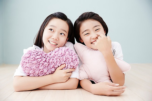 포토 JPG 스튜디오촬영 여자 엎드리기 쿠션 안기 고등학생 실내 미소 사람 동양인 상반신 두명 앞모습 10대 캐주얼 친구 우정 한국인 포근함 편안함 여자만 십대만 십대여자만 국내포토 학생 옷 뷰포인트 관계 모션 청소년 표정 인종 내부 감각 파일형식