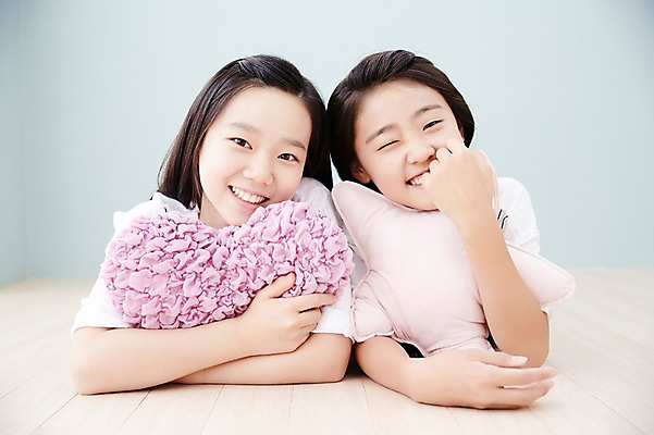 포토 JPG 스튜디오촬영 여자 엎드리기 쿠션 안기 고등학생 실내 윙크 미소 사람 동양인 상반신 두명 앞모습 10대 캐주얼 친구 우정 한국인 포근함 편안함 여자만 십대만 십대여자만 국내포토 학생 옷 뷰포인트 관계 모션 청소년 표정 인종 내부 감각 파일형식