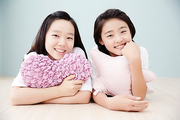 포토 JPG 스튜디오촬영 여자 엎드리기 쿠션 안기 고등학생 실내 미소 사람 동양인 상반신 두명 앞모습 10대 캐주얼 친구 우정 한국인 포근함 편안함 여자만 십대만 십대여자만 국내포토 학생 옷 뷰포인트 관계 모션 청소년 표정 인종 내부 감각 파일형식