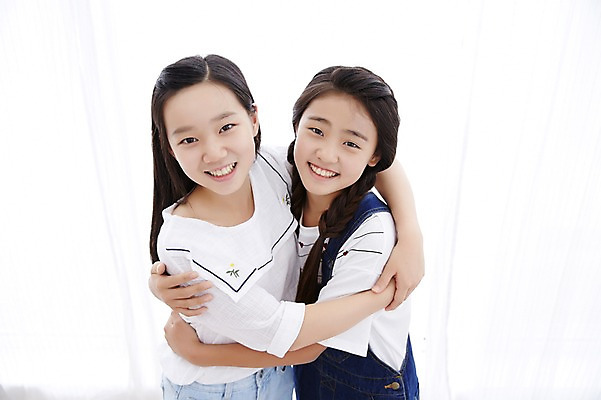 포토 JPG 스튜디오촬영 여자 포옹 고등학생 실내 서기 미소 사람 동양인 상반신 두명 10대 캐주얼 친구 우정 한국인 여자만 십대만 십대여자만 국내포토 학생 옷 관계 안기 모션 청소년 표정 인종 내부 파일형식