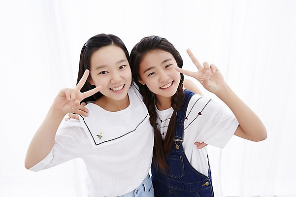 포토 JPG 스튜디오촬영 여자 고등학생 실내 미소 사람 동양인 상반신 두명 앞모습 10대 캐주얼 친구 우정 한국인 브이 여자만 십대만 십대여자만 국내포토 학생 옷 뷰포인트 관계 청소년 표정 인종 손짓 내부 파일형식