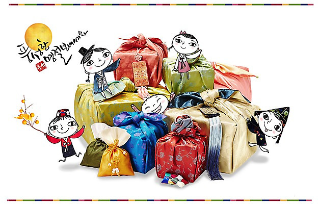 PSD 편집이미지 전통 손글씨 여자 명절 남자 어린이 캘리그라피 복주머니 선물 사람 여러명 추석 달 보자기 한복 노리개 추석선물 어린이만 이미지편집 자연요소 한국전통 기념일 다수 전통소품 전통의상 파일형식 천_직물 명절선물