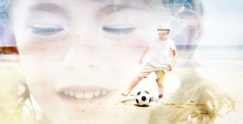 JPG 서양인 외국인 편집이미지 계절 여자 남자 어린이 축구공 휴가 사람 해변 두명 여름 디지털합성 공놀이 디지털아트 다중노출 어린이만 이미지편집 편집실사 바다 공 축구용품 놀이 촬영기법 인종 CG 파일형식