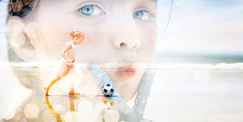 JPG 서양인 외국인 편집이미지 계절 여자 어린이 휴가 사람 해변 두명 여름 디지털합성 공놀이 디지털아트 다중노출 여자만 이미지편집 편집실사 바다 공 놀이 촬영기법 인종 CG 파일형식