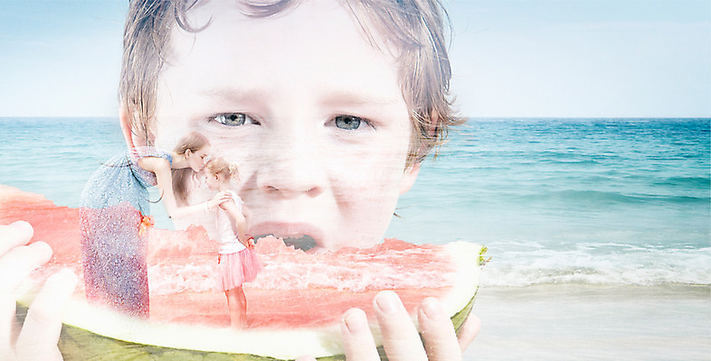 JPG 서양인 외국인 편집이미지 계절 여자 남자 어린이 바다 과일 가족 휴가 여름음식 수박 사람 성인 세명 여름 먹기 디지털합성 디지털아트 다중노출 제철음식 제철과일 이미지편집 편집실사 음식 관계 모션 촬영기법 인종 CG 제철 파일형식 여름_계절