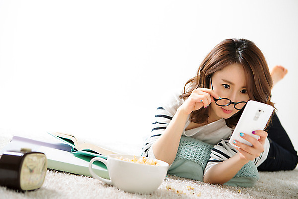 포토 JPG 스튜디오촬영 우먼라이프 라이프스타일 여자 여유 엎드리기 모션 휴식 실내 한명 들기 사람 동양인 성인 앞모습 30대 스마트폰 한국인 여자만 여자한명만 성인여자만 성인한명만 성인여자한명만 장년만 장년여자만 장년여자한명만 성인만 안경낌 국내포토 1 감정 안경 뷰포인트 컨셉 인종 내부 생활 장년 핸드폰 스마트기기 파일형식