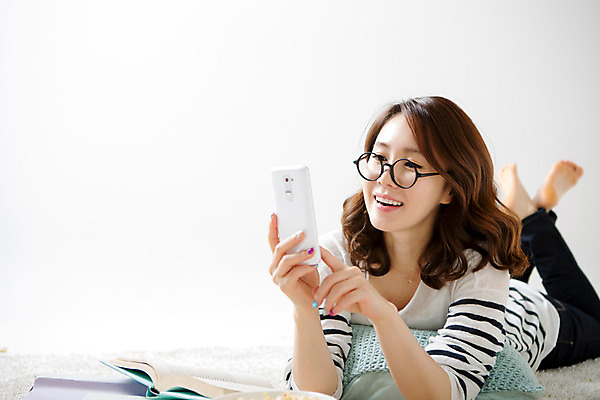 포토 JPG 스튜디오촬영 전신 우먼라이프 라이프스타일 여자 여유 엎드리기 모션 휴식 실내 한명 웃음 들기 사람 동양인 성인 앞모습 30대 스마트폰 한국인 여자만 여자한명만 성인여자만 성인한명만 성인여자한명만 장년만 장년여자만 장년여자한명만 성인만 안경낌 국내포토 1 감정 안경 뷰포인트 컨셉 표정 인종 내부 생활 장년 핸드폰 스마트기기 파일형식