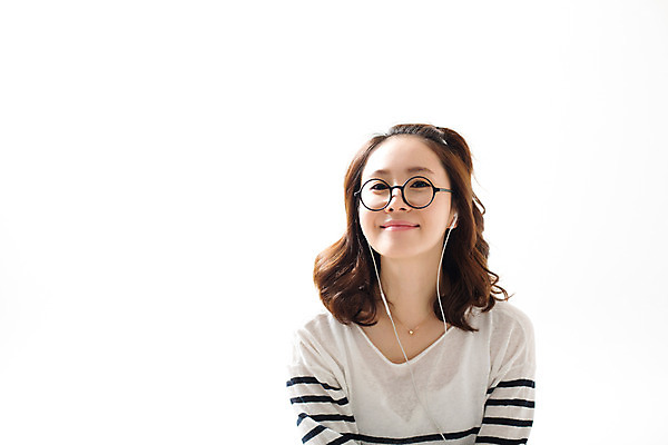포토 JPG 스튜디오촬영 우먼라이프 라이프스타일 여자 여유 음악 이어폰 모션 휴식 실내 한명 미소 사람 동양인 상반신 성인 앞모습 30대 듣기 한국인 여자만 여자한명만 성인여자만 성인한명만 성인여자한명만 장년만 장년여자만 장년여자한명만 성인만 안경낌 국내포토 1 감정 안경 뷰포인트 음향기기 컨셉 문화예술 표정 인종 내부 생활 장년 파일형식