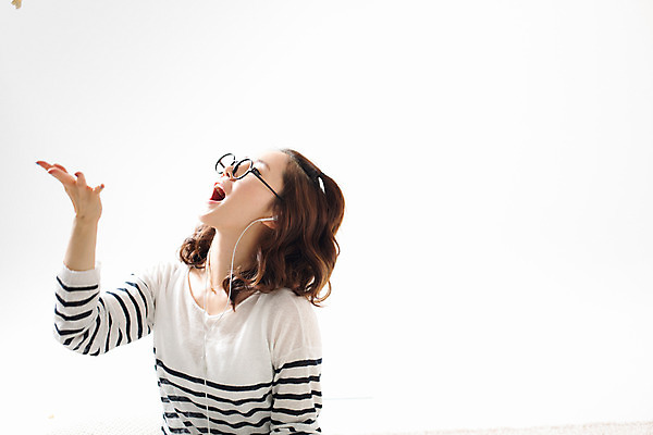 포토 JPG 스튜디오촬영 우먼라이프 라이프스타일 여자 여유 이어폰 장난 모션 휴식 실내 입벌림 한명 사람 동양인 손짓 상반신 성인 옆모습 30대 한국인 던지기 팝콘 여자만 여자한명만 성인여자만 성인한명만 성인여자한명만 장년만 장년여자만 장년여자한명만 성인만 안경낌 국내포토 1 감정 안경 뷰포인트 음향기기 컨셉 표정 인종 내부 생활 장년 파일형식