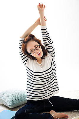 포토 JPG 스튜디오촬영 우먼라이프 라이프스타일 여자 여유 모션 휴식 실내 한명 사람 앉기 동양인 성인 앞모습 30대 한국인 기지개 여자만 여자한명만 성인여자만 성인한명만 성인여자한명만 장년만 장년여자만 장년여자한명만 성인만 안경낌 국내포토 1 감정 안경 뷰포인트 컨셉 인종 내부 생활 장년 파일형식