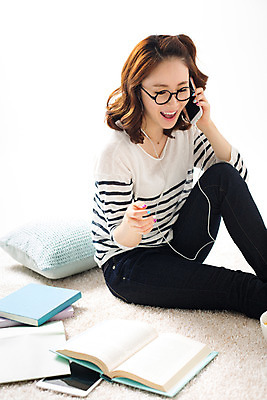 포토 JPG 스튜디오촬영 전신 우먼라이프 라이프스타일 여자 여유 이어폰 모션 휴식 실내 한명 미소 들기 사람 앉기 동양인 성인 앞모습 책 30대 스마트폰 한국인 통화 여자만 여자한명만 성인여자만 성인한명만 성인여자한명만 장년만 장년여자만 장년여자한명만 성인만 안경낌 국내포토 1 감정 안경 뷰포인트 음향기기 컨셉 표정 인종 내부 생활 장년 핸드폰 스마트기기 파일형식