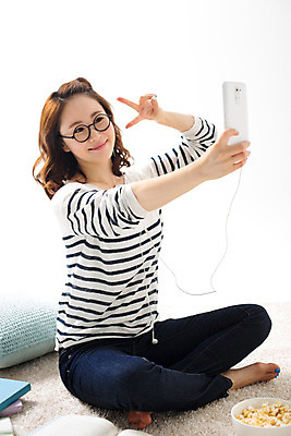 포토 JPG 스튜디오촬영 전신 우먼라이프 라이프스타일 여자 여유 모션 휴식 실내 한명 들기 사람 앉기 동양인 성인 앞모습 30대 스마트폰 한국인 셀프카메라 브이 여자만 여자한명만 성인여자만 성인한명만 성인여자한명만 장년만 장년여자만 장년여자한명만 성인만 안경낌 국내포토 1 감정 안경 뷰포인트 컨셉 인종 손짓 내부 생활 장년 핸드폰 스마트기기 사진촬영 파일형식