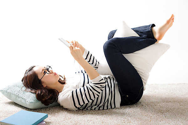 포토 JPG 스튜디오촬영 전신 우먼라이프 라이프스타일 여자 여유 베개 모션 휴식 실내 한명 들기 사람 동양인 성인 옆모습 30대 스마트폰 눕기 한국인 여자만 여자한명만 성인여자만 성인한명만 성인여자한명만 장년만 장년여자만 장년여자한명만 성인만 국내포토 1 감정 뷰포인트 컨셉 침구 인종 내부 생활 장년 핸드폰 스마트기기 파일형식