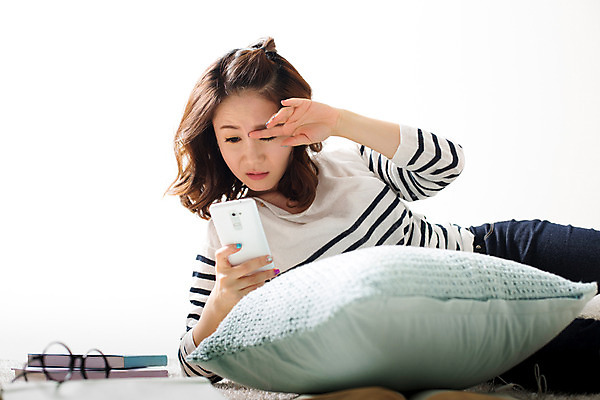 포토 JPG 스튜디오촬영 우먼라이프 라이프스타일 여자 여유 엎드리기 베개 모션 휴식 실내 한명 들기 사람 동양인 상반신 성인 앞모습 30대 스마트폰 한국인 안식처 여자만 여자한명만 성인여자만 성인한명만 성인여자한명만 장년만 장년여자만 장년여자한명만 성인만 눈비비기 국내포토 1 감정 뷰포인트 컨셉 침구 인종 내부 생활 장년 핸드폰 스마트기기 파일형식