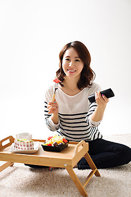 포토 JPG 스튜디오촬영 우먼라이프 라이프스타일 여자 여유 과일 모션 휴식 실내 샌드위치 한명 들기 사람 앉기 동양인 성인 앞모습 30대 한국인 리모컨 여자만 여자한명만 성인여자만 성인한명만 성인여자한명만 장년만 장년여자만 장년여자한명만 성인만 혼족 국내포토 1 감정 음식 뷰포인트 컨셉 인종 내부 생활 장년 싱글라이프 파일형식