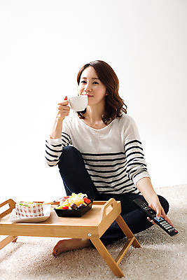 포토 JPG 스튜디오촬영 전신 우먼라이프 라이프스타일 응시 여자 여유 커피 모션 휴식 실내 한명 들기 사람 앉기 동양인 성인 앞모습 30대 한국인 리모컨 여자만 여자한명만 성인여자만 성인한명만 성인여자한명만 장년만 장년여자만 장년여자한명만 성인만 국내포토 1 시선 감정 음료 뷰포인트 컨셉 인종 내부 생활 장년 파일형식