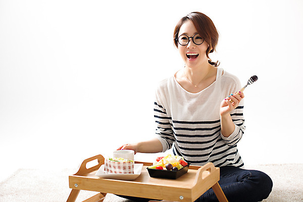 포토 JPG 스튜디오촬영 우먼라이프 라이프스타일 여자 여유 과일 모션 휴식 실내 한명 서기 미소 웃음 들기 사람 앉기 동양인 상반신 성인 앞모습 30대 한국인 여자만 여자한명만 성인여자만 성인한명만 성인여자한명만 장년만 장년여자만 장년여자한명만 성인만 안경낌 혼족 국내포토 1 감정 안경 뷰포인트 컨셉 표정 인종 내부 생활 장년 싱글라이프 파일형식