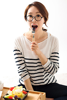 포토 JPG 스튜디오촬영 우먼라이프 라이프스타일 여자 여유 포크 과일 모션 휴식 실내 한명 서기 들기 사람 앉기 동양인 상반신 성인 앞모습 30대 한국인 먹기 여자만 여자한명만 성인여자만 성인한명만 성인여자한명만 장년만 장년여자만 장년여자한명만 성인만 안경낌 혼족 국내포토 1 식기 감정 안경 뷰포인트 컨셉 인종 내부 생활 장년 싱글라이프 파일형식