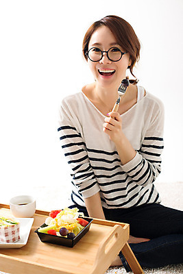 포토 JPG 스튜디오촬영 우먼라이프 라이프스타일 여자 여유 포크 과일 모션 휴식 실내 한명 미소 웃음 들기 사람 앉기 동양인 성인 앞모습 30대 한국인 여자만 여자한명만 성인여자만 성인한명만 성인여자한명만 장년만 장년여자만 장년여자한명만 성인만 안경낌 혼족 국내포토 1 식기 감정 안경 뷰포인트 컨셉 표정 인종 내부 생활 장년 싱글라이프 파일형식
