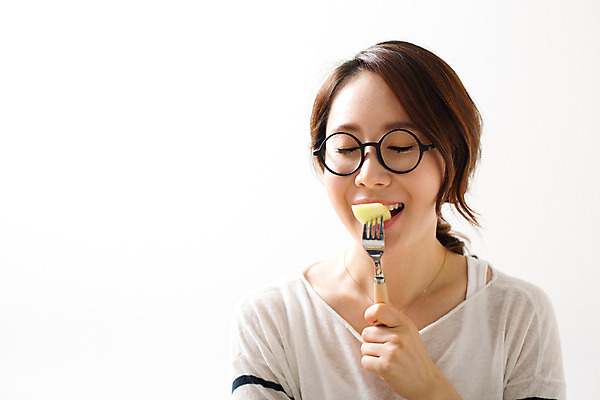 포토 JPG 스튜디오촬영 우먼라이프 라이프스타일 여자 여유 포크 과일 모션 휴식 실내 한명 들기 사람 동양인 상반신 성인 앞모습 30대 눈감음 한국인 여자만 여자한명만 성인여자만 성인한명만 성인여자한명만 장년만 장년여자만 장년여자한명만 성인만 안경낌 혼족 국내포토 1 식기 감정 안경 뷰포인트 컨셉 인종 내부 생활 장년 싱글라이프 파일형식