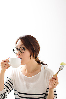포토 JPG 스튜디오촬영 우먼라이프 라이프스타일 여자 여유 커피 포크 과일 모션 휴식 실내 한명 들기 사람 동양인 상반신 성인 앞모습 30대 한국인 여자만 여자한명만 성인여자만 성인한명만 성인여자한명만 장년만 장년여자만 장년여자한명만 성인만 안경낌 혼족 국내포토 1 식기 감정 안경 음료 뷰포인트 컨셉 인종 내부 생활 장년 싱글라이프 파일형식