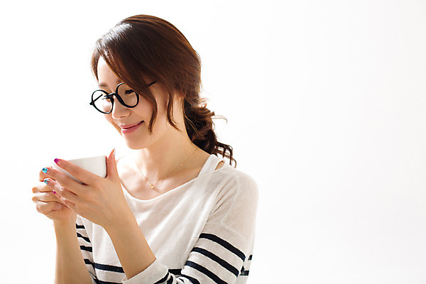 포토 JPG 스튜디오촬영 우먼라이프 라이프스타일 여자 여유 커피 모션 휴식 실내 한명 미소 들기 사람 동양인 상반신 성인 앞모습 30대 한국인 여자만 여자한명만 성인여자만 성인한명만 성인여자한명만 장년만 장년여자만 장년여자한명만 성인만 안경낌 국내포토 1 감정 안경 음료 뷰포인트 컨셉 표정 인종 내부 생활 장년 파일형식