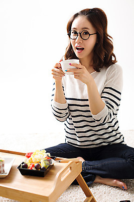 포토 JPG 스튜디오촬영 전신 우먼라이프 라이프스타일 여자 여유 커피 모션 휴식 실내 샌드위치 한명 미소 들기 사람 앉기 동양인 성인 앞모습 30대 식사 한국인 먹기 여자만 여자한명만 성인여자만 성인한명만 성인여자한명만 장년만 장년여자만 장년여자한명만 성인만 안경낌 혼족 국내포토 1 감정 안경 음료 음식 뷰포인트 컨셉 표정 인종 내부 생활 장년 싱글라이프 파일형식