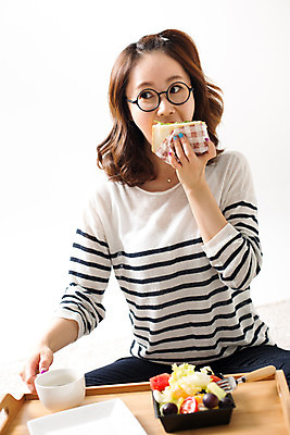 포토 JPG 스튜디오촬영 우먼라이프 라이프스타일 여자 여유 모션 휴식 실내 샌드위치 한명 들기 사람 앉기 동양인 상반신 성인 앞모습 30대 식사 한국인 먹기 안식처 여자만 여자한명만 성인여자만 성인한명만 성인여자한명만 장년만 장년여자만 장년여자한명만 성인만 안경낌 혼족 국내포토 1 감정 안경 음식 뷰포인트 컨셉 인종 내부 생활 장년 싱글라이프 파일형식