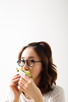 포토 JPG 스튜디오촬영 우먼라이프 라이프스타일 여자 여유 모션 휴식 실내 샌드위치 한명 들기 사람 동양인 상반신 성인 앞모습 30대 식사 한국인 먹기 여자만 여자한명만 성인여자만 성인한명만 성인여자한명만 장년만 장년여자만 장년여자한명만 성인만 안경낌 혼족 국내포토 1 감정 안경 음식 뷰포인트 컨셉 인종 내부 생활 장년 싱글라이프 파일형식