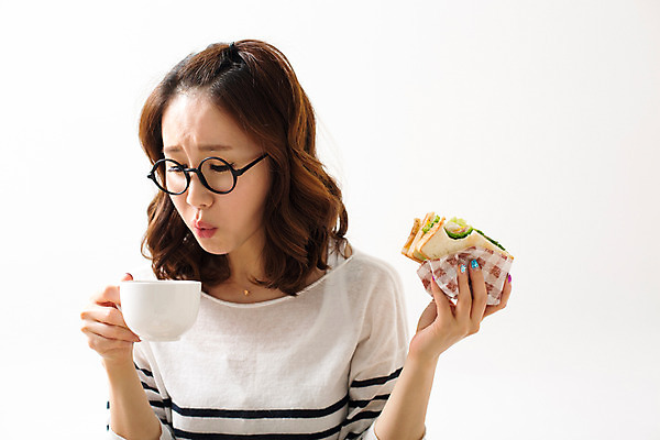 포토 JPG 스튜디오촬영 우먼라이프 라이프스타일 여자 여유 커피 모션 휴식 실내 샌드위치 한명 들기 사람 동양인 상반신 성인 앞모습 30대 식사 한국인 먹기 여자만 여자한명만 성인여자만 성인한명만 성인여자한명만 장년만 장년여자만 장년여자한명만 성인만 안경낌 혼족 국내포토 1 감정 안경 음료 음식 뷰포인트 컨셉 인종 내부 생활 장년 싱글라이프 파일형식