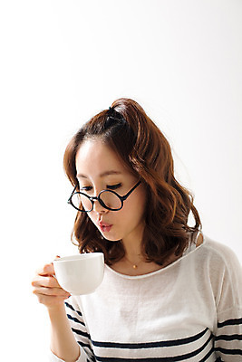 포토 JPG 스튜디오촬영 우먼라이프 라이프스타일 여자 여유 커피 모션 티타임 휴식 실내 한명 들기 사람 동양인 상반신 성인 앞모습 30대 한국인 여자만 여자한명만 성인여자만 성인한명만 성인여자한명만 장년만 장년여자만 장년여자한명만 성인만 안경낌 국내포토 1 감정 안경 음료 뷰포인트 컨셉 인종 내부 생활 장년 파일형식