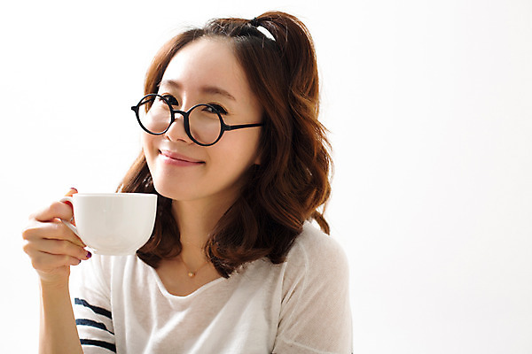 포토 JPG 스튜디오촬영 우먼라이프 라이프스타일 여자 여유 커피 모션 티타임 휴식 실내 한명 미소 들기 사람 동양인 상반신 성인 앞모습 30대 한국인 여자만 여자한명만 성인여자만 성인한명만 성인여자한명만 장년만 장년여자만 장년여자한명만 성인만 안경낌 국내포토 1 감정 안경 음료 뷰포인트 컨셉 표정 인종 내부 생활 장년 파일형식