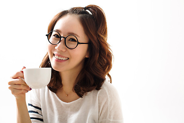 포토 JPG 스튜디오촬영 우먼라이프 라이프스타일 여자 여유 커피 모션 티타임 휴식 실내 한명 웃음 들기 사람 동양인 상반신 성인 앞모습 30대 한국인 여자만 여자한명만 성인여자만 성인한명만 성인여자한명만 장년만 장년여자만 장년여자한명만 성인만 안경낌 국내포토 1 감정 안경 음료 뷰포인트 컨셉 표정 인종 내부 생활 장년 파일형식