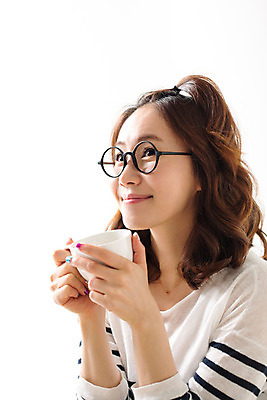 포토 JPG 스튜디오촬영 우먼라이프 라이프스타일 여자 여유 커피 모션 티타임 휴식 실내 한명 미소 들기 사람 동양인 상반신 성인 앞모습 30대 한국인 여자만 여자한명만 성인여자만 성인한명만 성인여자한명만 장년만 장년여자만 장년여자한명만 성인만 안경낌 국내포토 1 감정 안경 음료 뷰포인트 컨셉 표정 인종 내부 생활 장년 파일형식