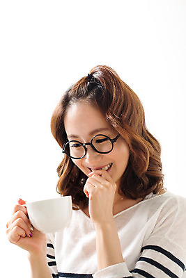 포토 JPG 스튜디오촬영 우먼라이프 라이프스타일 여자 여유 커피 모션 티타임 휴식 실내 한명 웃음 들기 사람 동양인 상반신 성인 앞모습 30대 한국인 여자만 여자한명만 성인여자만 성인한명만 성인여자한명만 장년만 장년여자만 장년여자한명만 성인만 안경낌 국내포토 1 감정 안경 음료 뷰포인트 컨셉 표정 인종 내부 생활 장년 파일형식