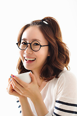 포토 JPG 스튜디오촬영 우먼라이프 라이프스타일 여자 여유 커피 모션 티타임 휴식 실내 한명 웃음 들기 사람 동양인 상반신 성인 앞모습 30대 한국인 여자만 여자한명만 성인여자만 성인한명만 성인여자한명만 장년만 장년여자만 장년여자한명만 성인만 안경낌 국내포토 1 감정 안경 음료 뷰포인트 컨셉 표정 인종 내부 생활 장년 파일형식
