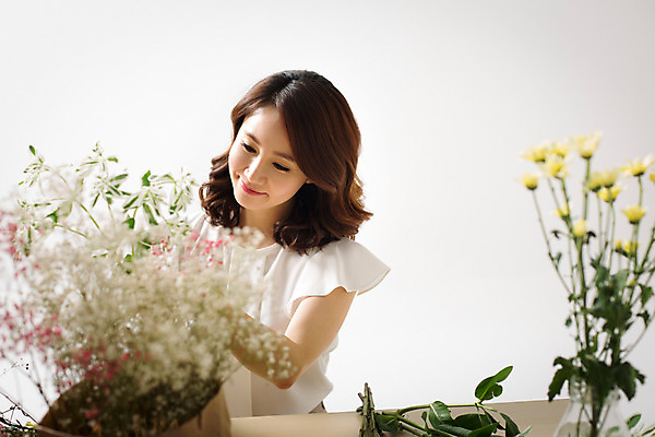 포토 JPG 스튜디오촬영 식물 우먼라이프 라이프스타일 여자 꽃 여유 모션 실내 한명 사람 동양인 상반신 성인 취미 앞모습 30대 한국인 꽃꽂이 즐거움 여자만 여자한명만 성인여자만 성인한명만 성인여자한명만 장년만 장년여자만 장년여자한명만 성인만 국내포토 1 감정 뷰포인트 인종 내부 생활 장년 원예 파일형식