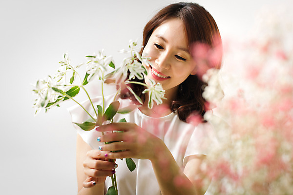 포토 JPG 스튜디오촬영 식물 우먼라이프 라이프스타일 여자 꽃 여유 모션 실내 한명 사람 동양인 상반신 성인 취미 앞모습 30대 한국인 꽃꽂이 즐거움 여자만 여자한명만 성인여자만 성인한명만 성인여자한명만 장년만 장년여자만 장년여자한명만 성인만 국내포토 1 감정 뷰포인트 인종 내부 생활 장년 원예 파일형식