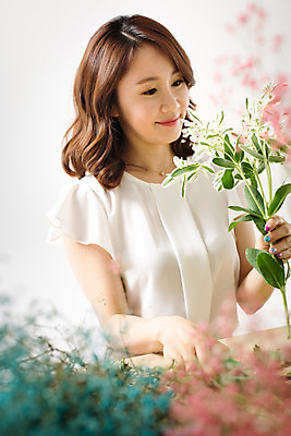 포토 JPG 스튜디오촬영 식물 우먼라이프 라이프스타일 여자 꽃 여유 모션 실내 한명 서기 사람 동양인 상반신 성인 취미 앞모습 30대 한국인 꽃꽂이 즐거움 여자만 여자한명만 성인여자만 성인한명만 성인여자한명만 장년만 장년여자만 장년여자한명만 성인만 국내포토 1 감정 뷰포인트 인종 내부 생활 장년 원예 파일형식