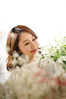 포토 JPG 스튜디오촬영 식물 우먼라이프 라이프스타일 여자 꽃 여유 모션 실내 한명 사람 동양인 상반신 성인 취미 앞모습 30대 한국인 꽃꽂이 즐거움 여자만 여자한명만 성인여자만 성인한명만 성인여자한명만 장년만 장년여자만 장년여자한명만 성인만 국내포토 1 감정 뷰포인트 인종 내부 생활 장년 원예 파일형식