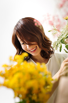 포토 JPG 스튜디오촬영 식물 우먼라이프 라이프스타일 여자 꽃 여유 모션 실내 한명 사람 동양인 상반신 성인 취미 앞모습 30대 한국인 꽃꽂이 즐거움 여자만 여자한명만 성인여자만 성인한명만 성인여자한명만 장년만 장년여자만 장년여자한명만 성인만 국내포토 1 감정 뷰포인트 인종 내부 생활 장년 원예 파일형식
