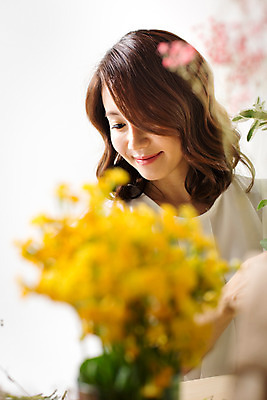 포토 JPG 스튜디오촬영 식물 우먼라이프 라이프스타일 여자 꽃 여유 모션 실내 한명 사람 동양인 상반신 성인 취미 앞모습 30대 한국인 꽃꽂이 즐거움 여자만 여자한명만 성인여자만 성인한명만 성인여자한명만 장년만 장년여자만 장년여자한명만 성인만 국내포토 1 감정 뷰포인트 인종 내부 생활 장년 원예 파일형식